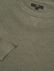 Lee Jeans - RAGLAN CREW KNIT - megztiniai su apvalios formos apykakle - olive grove - 2