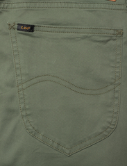 Lee Jeans - DAREN ZIP FLY - regular piegriezuma džinsa bikses - olive grove - 4