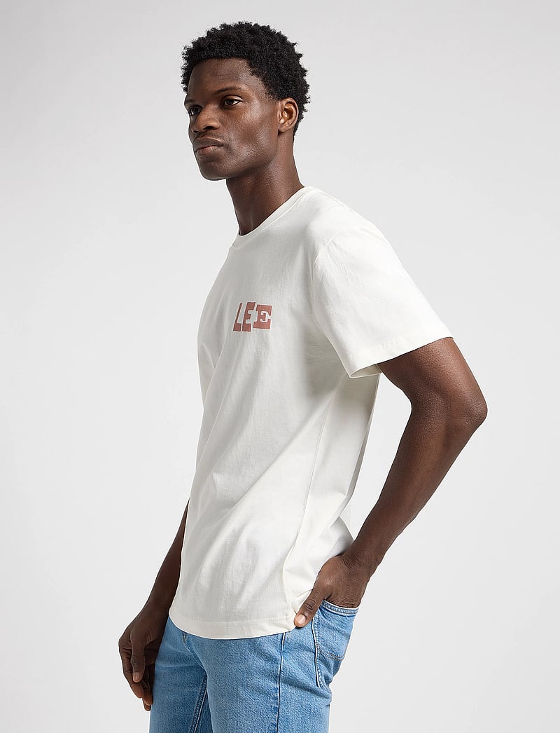 Lee Jeans - Relaxed Graphic Tee - kortärmade t-shirts - ecru - 4