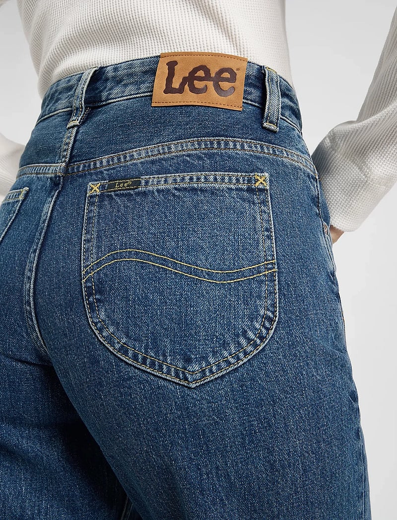 Mom-jeans med brede ben, 5 lommer, kædebånd og zippfly, lyseblå | Ulla Mom-jeans med brede ben, 5 lommer, kædebånd og zippfly, lyseblå | Ulla