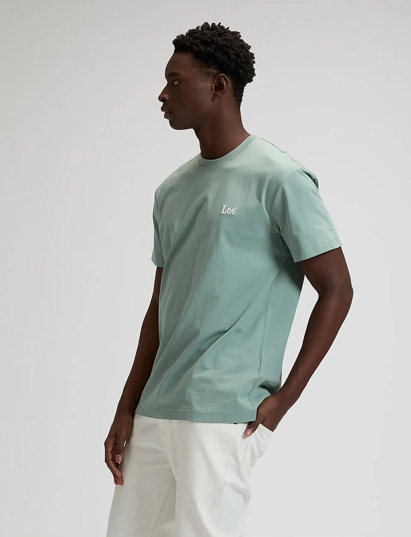 Lee Jeans - SS SMALL LOGO TEE - kortærmede t-shirts - desert sage - 4