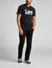 Lee Jeans - WOBBLY LOGO TEE - najniższe ceny - black - 4