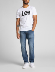 Lee Jeans - WOBBLY LOGO TEE - zemākās cenas - white - 2