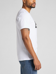 Lee Jeans - WOBBLY LOGO TEE - de laveste prisene - white - 5