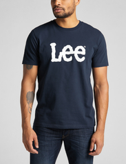 Lee Jeans - WOBBLY LOGO TEE - zemākās cenas - navy drop - 2