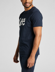 Lee Jeans - WOBBLY LOGO TEE - lowest prices - navy drop - 4