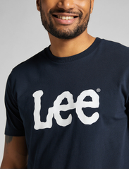 Lee Jeans - WOBBLY LOGO TEE - zemākās cenas - navy drop - 5