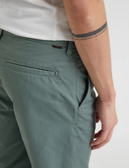 Lee Jeans - REGULAR CHINO SHORT - „chino“ stiliaus šortai - fort green - 5