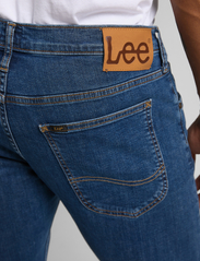 Lee Jeans - LUKE - brīva piegriezuma džinsi - mid stone wash - 6