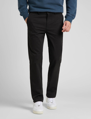 Lee Jeans - REGULAR CHINO SHORT - laveste priser - black - 2