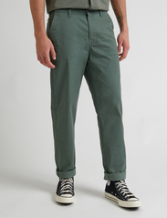 Lee Jeans - REGULAR CHINO SHORT - laveste priser - fort green - 2