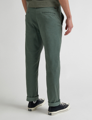 Lee Jeans - REGULAR CHINO SHORT - chino püksid - fort green - 3