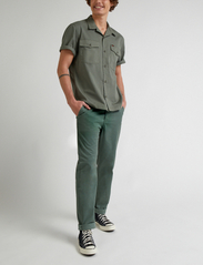 Lee Jeans - REGULAR CHINO SHORT - laveste priser - fort green - 4