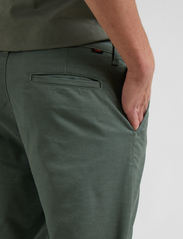 Lee Jeans - REGULAR CHINO SHORT - chinos - fort green - 6