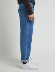 Lee Jeans - 90S PANT - brīva piegriezuma džinsa bikses - blue lines mid - 5