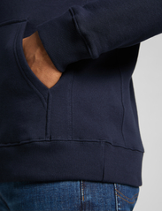 Lee Jeans - PLAIN HOODIE - truien en hoodies - navy - 6