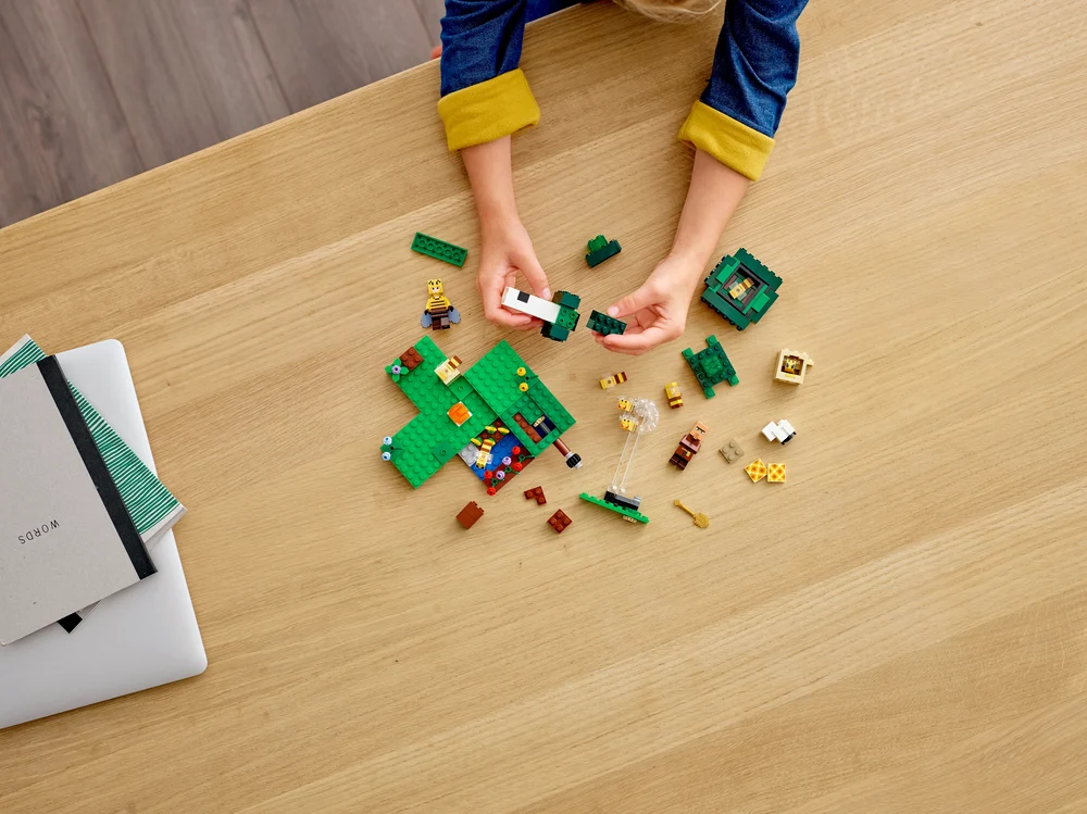 LEGO - The Bee Farm 21165 Building Kit - multicolor - 5