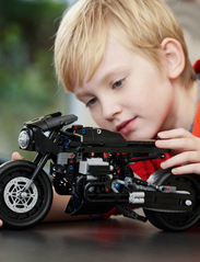 LEGO - THE BATMAN – BATCYCLE Motorbike Model Toy - lego® technic - multicolor - 12