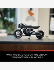 LEGO - THE BATMAN – BATCYCLE Motorbike Model Toy - lego® technic - multicolor - 9