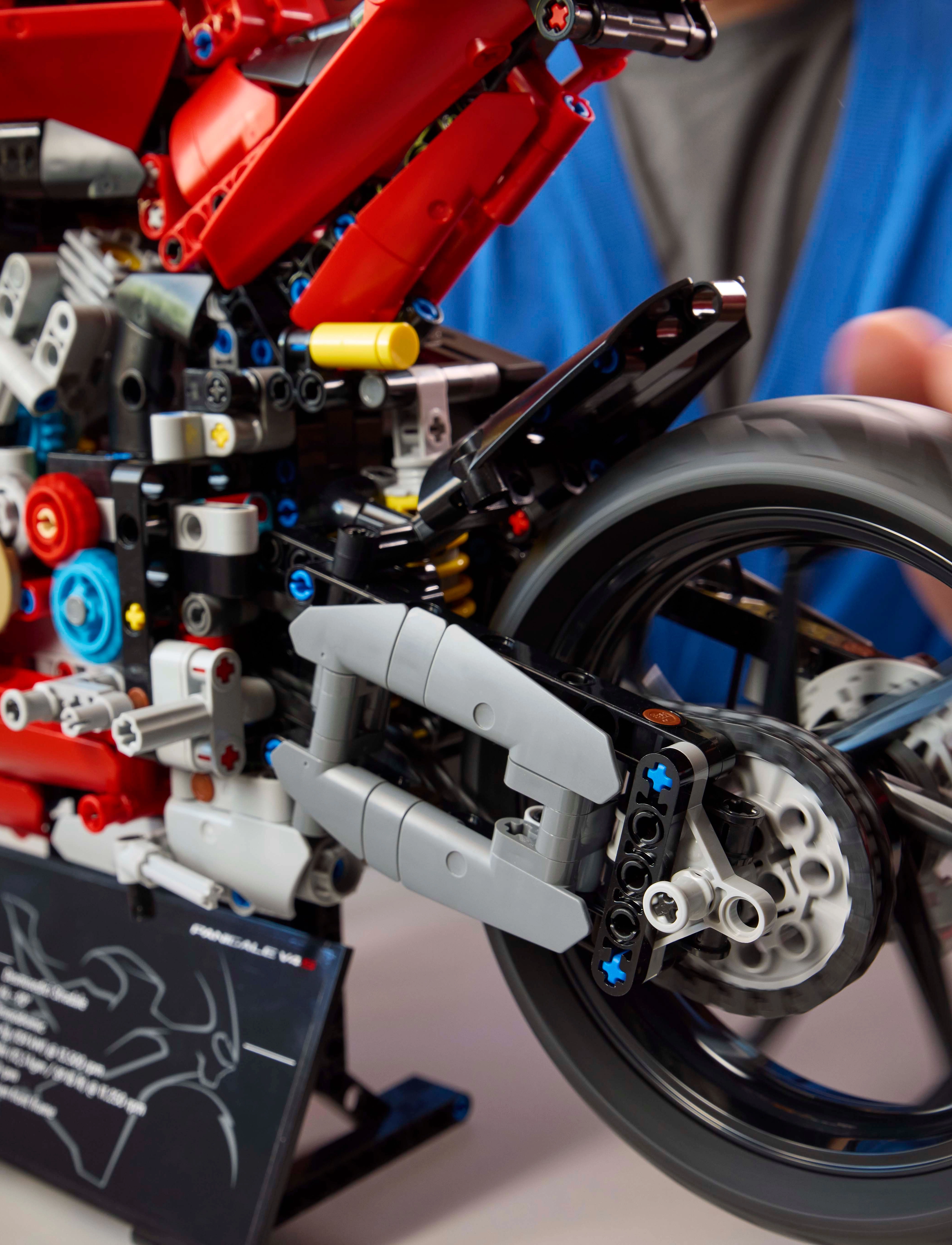 LEGO Technic Ducati Panigale V4 S Motorcycle Model Building Set 42202 - Urodziny - MULTI / red