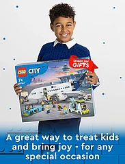 LEGO - Passenger Aeroplane Toy & 4 Airport Vehicles - födelsedagspresenter - multi - 13