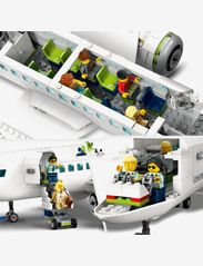 LEGO - Passenger Aeroplane Toy & 4 Airport Vehicles - födelsedagspresenter - multi - 5