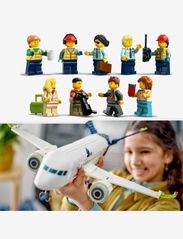 LEGO - Passenger Aeroplane Toy & 4 Airport Vehicles - födelsedagspresenter - multi - 6
