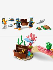 LEGO - Explorer Diving Boat Set with Submarine Toy - de laveste prisene - multicolor - 5