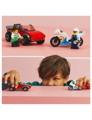 LEGO - Police Bike Car Chase Set with Toy Motorbike - de laveste prisene - multicolor - 7