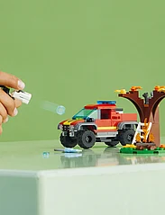 LEGO - 4x4 Fire Engine Rescue Truck Toy Set - lägsta priserna - multicolor - 7