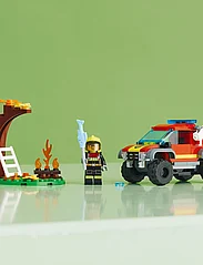 LEGO - 4x4 Fire Engine Rescue Truck Toy Set - lägsta priserna - multicolor - 8