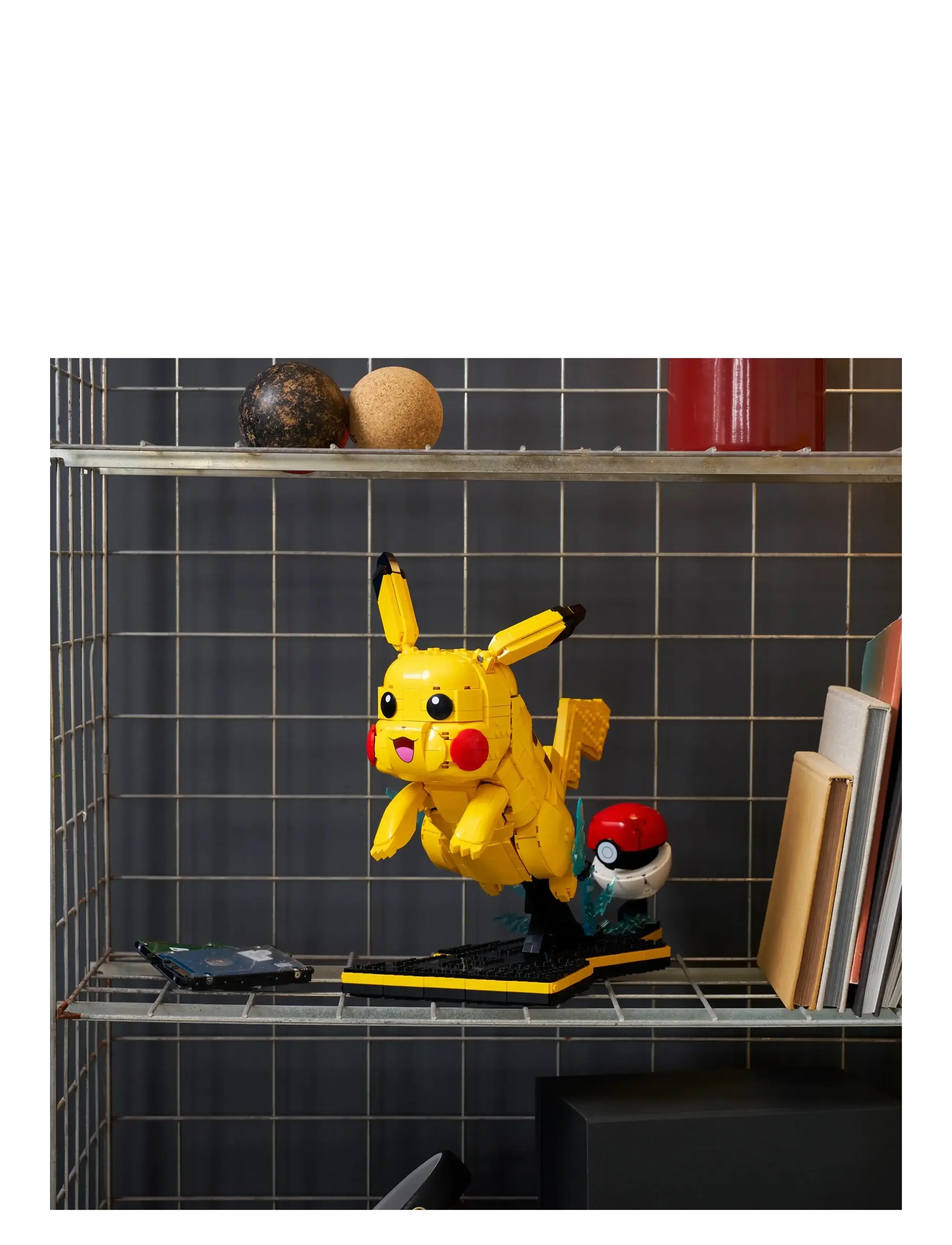 LEGO - PokéPikachu and Poké Ball Building Kit 72152 - lego pokémon - multi - 2