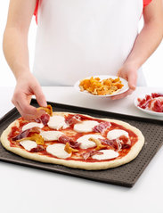 Lekué - Pizza- og bagemåtte 40x30cm perforeret - laveste priser - brown - 4