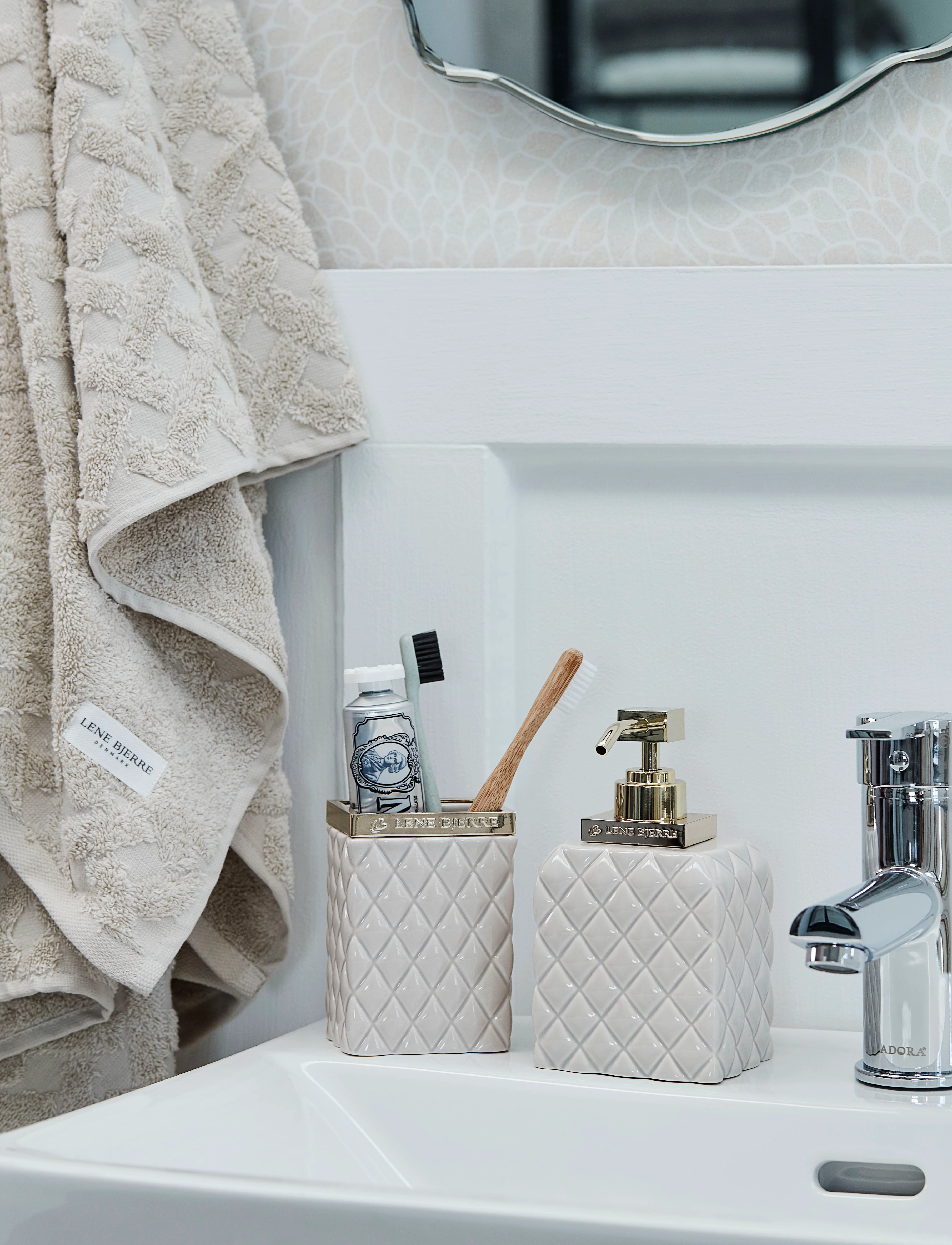 Lene Bjerre Portia Dispenser H16 Cm., One Size, Bathroom Interior, Gold - Soap Pumps & Cups, Homeware