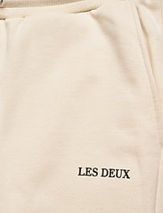 Les Deux - Lens Sweatpants - mężczyźni - ivory/black - 2