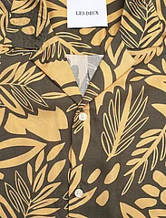 Les Deux - Bob Flower Tencel Shirt - lyhythihaiset - forrest green/mustard yellow - 2