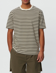 Les Deux - Adrian Stripe T-Shirt - t-shirts - olive night/ivory - 2