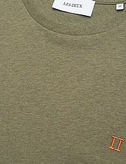 Les Deux - Nørregaard T-Shirt - Seasonal - najniższe ceny - surplus green melange/orange - 2
