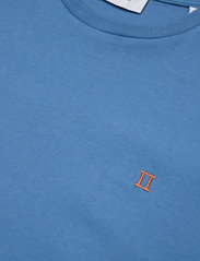 Les Deux - Nørregaard T-Shirt - Seasonal - lägsta priserna - washed denim blue/orange - 2