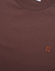 Les Deux - Nørregaard T-Shirt - Seasonal - basic t-shirts - ebony brown/orange - 2