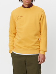 Les Deux - Brody Sweatshirt - sweatshirts - mustard yellow/honeycomb - 1
