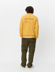 Les Deux - Brody Sweatshirt - sweatshirts - mustard yellow/honeycomb - 2