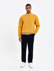 Les Deux - Crew Sweatshirt - sweatshirts - mustard yellow - 2