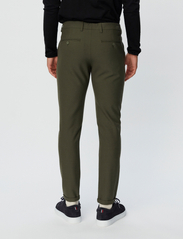 Les Deux - Como Dobby Suit Pants - olive night/thyme green - 3