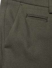 Les Deux - Como Dobby Suit Pants - olive night/thyme green - 4