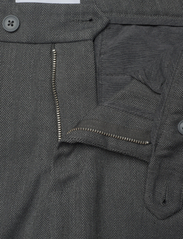 Les Deux - Como Herringbone Suit Pants - suit trousers - light grey mÉlange/charcoal - 4