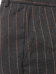 Les Deux - Como Reg Pinstripe Suit Pants - Ülikonnapüksid - dark grey melange/rubber - 2