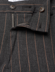 Les Deux - Como Reg Pinstripe Suit Pants - Ülikonnapüksid - dark grey melange/rubber - 3