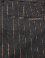 Les Deux - Como Reg Pinstripe Suit Pants - Ülikonnapüksid - dark grey melange/rubber - 4