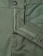 Les Deux - Como Reg Cotton-Linen Shorts - chinos shorts - thyme green - 3
